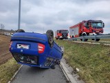 Samochód wypadł z drogi i dachował w Łubiance. Na szczęście, nie było poszkodowanych