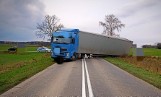 Samochód ciężarowy z naczepą zablokował drogę wojewódzką nr 678 w miejscowości Roszki Ziemaki. Zorganizowano objazdy