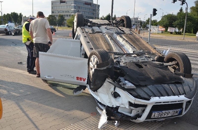 Wypadek na ul. Aleksandrowskiej. Po zderzeniu ford przewrócił się na dach [ZDJĘCIA, FILM]