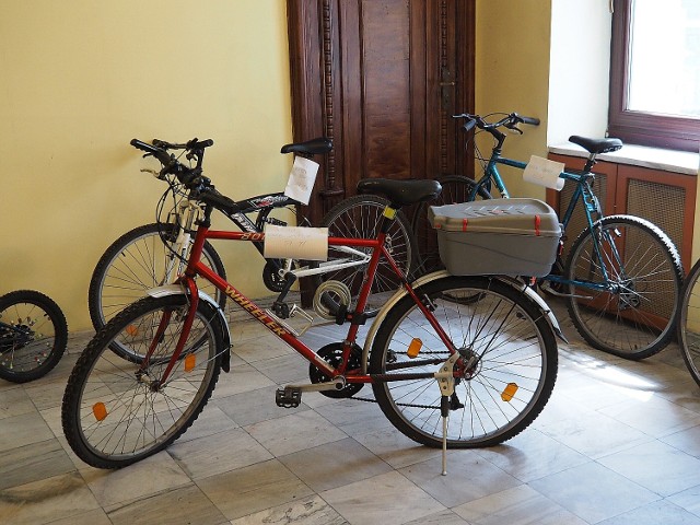 Miasto sprzedaje przedmioty z Biura Rzeczy Znalezionych Ceny wywoławcze wystawionych przedmiotów zaczynają się od 1 zł, a kończą na 500 zł. ZDJĘCIA na kolejnych slajdach >>>Rower wheeler 50 zł
