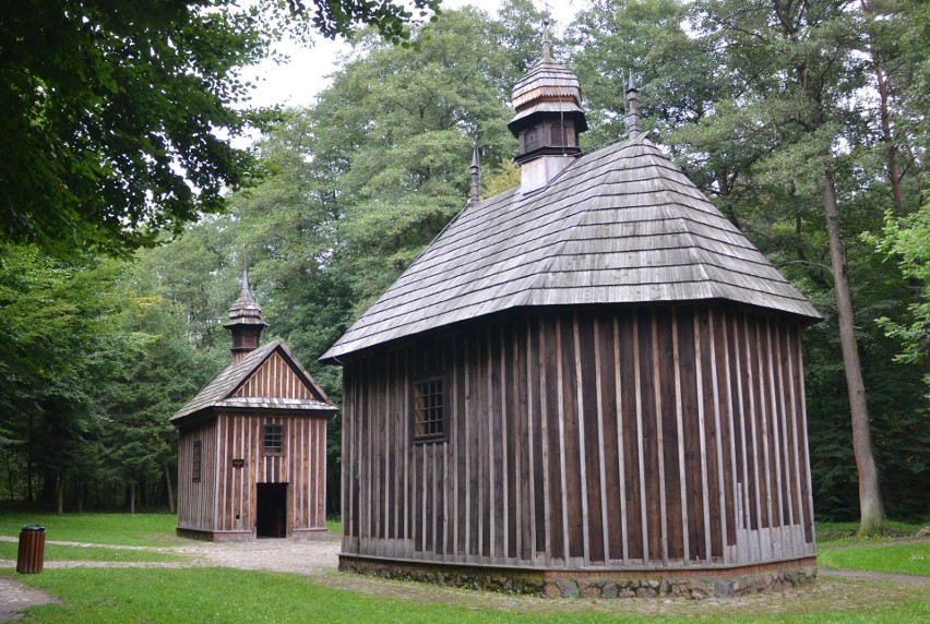 Zabytkowych kaplic na terenie Lasu Łagiewnickiego było...