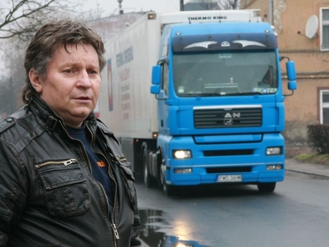 - Droga jest w fatalnym stanie. W dodatku rozjeżdżają ja ciężarówki - mówi Stanisław Węcłowski, który dojeżdża ul. Konstytucji 3 Maja do pracy.