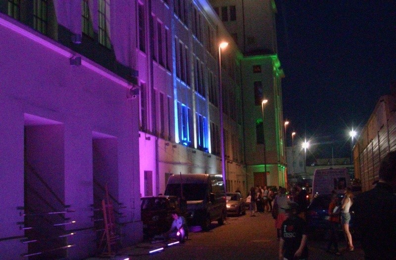 Iluminacje świetlne na budynku byłej Polskiej Wełny (zdjęcia)