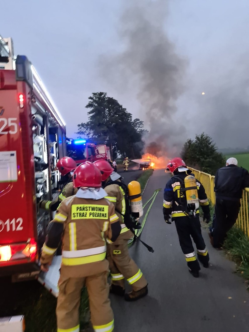 Pożar samochodu osobowego w Lubczynie. Strażacy w akcji [ZDJĘCIA]
