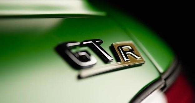 Mercedes AMG GT R 4-litrowy motor V8 biturbo generuje 585 KM mocy oraz 700 Nm momentu obrotowego. Dzięki niemu auto do 100 km/h przyspieszy w 3,6 s, natomiast prędkość maksymalna wynosi 318 km/h.Fot. Mercedes