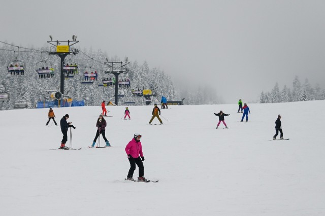Polana Szymoszkowa w Zakopanem. Warunki dla narciarzy bardzo dobre. Brakuje jedynie trochę słonka i widoku na Giewont. Ten w sobotę był zasłonięty przez chmury