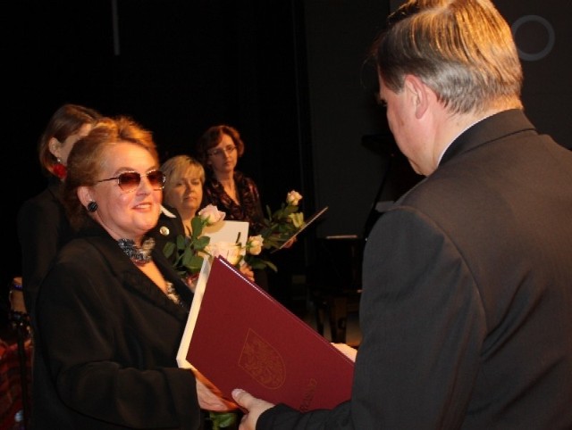 Małgorzata Busz-Perkins odbiera nagrodę od prezydenta Piotra Przytockiego