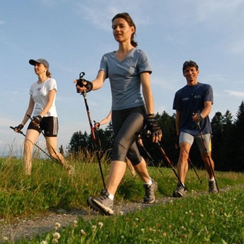 Nordic walking to coraz bardziej popularny rodzaj rekreacji.