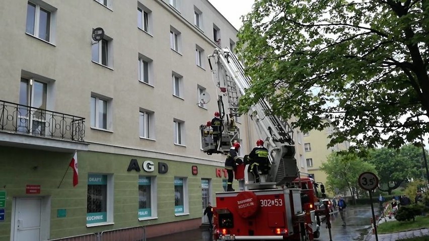 Interwencja straży pożarnej na lubelskich Bronowicach. Strażacy weszli przez okno do starszej kobiety