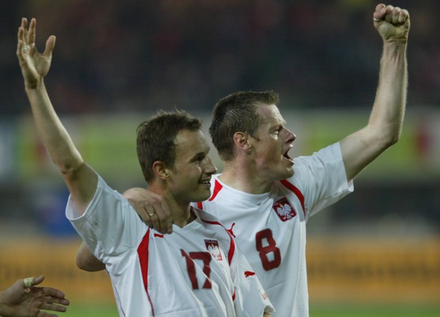 Tomasz Frankowski (z lewej) i Jacek Krzynówek - bohaterowie piłkarskiej jesieni w Polsce. Obaj zdobyli 5 goli w trzech eliminacyjnych meczach.