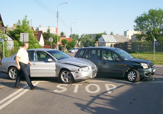 We wtorek rano dwa samochody osobowe: ford i volvo, zderzyły się na skrzyżowaniu ulic: Odrodzenia z Górną i Kaszubską w Radomiu. To jedno z najniebezpieczniejszych skrzyżowań w mieście.