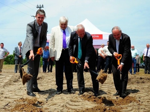 Od lewej Adam Jarubas marszałek Województwa Świętokrzyskiego, Romuald Garczewski burmistrz Miasta i Gminy Staszów, Andrzej Kruzel starosta staszowski, Kazimierz Kotowski członek Zarządu Województwa uroczyście wbili łopaty pod budowę Staszowskiego Obszaru Gospodarczego.