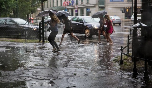 W naszym regionie obowiązuje pierwszy stopień zagrożenia przed intensywnymi opadami deszczu i burzami.Jak informuje Instytut Meteorologii i Gospodarki Wodnej, prognozuje się wystąpienie opadów deszczu okresami o natężeniu umiarkowanym i silnym. Prognozowana wysokość opadów od 15 mm do 25 mm, lokalnie do 30 mm. W trakcie opadów deszczu będą występować burze z porywami wiatru do 70 km/h.Prawdopodobieństwo wystąpienia zjawiska wynosi 80%. Ostrzeżenie obowiązuje do 17 lipca do godziny 20.KLIKNIJ>>> Widok z kamery na plażę w MielnieKLIKNIJ>>> Widok z kamery internetowej na plażę w SarbinowieKLIKNIJ>>> Widok z kamery internetowej na przystań w JamnieKLIKNIJ>>> Widok z kamery na plażę i molo w KołobrzeguKLIKNIJ>>> Widok z kamery na plażę w Ustroniu MorskimKLIKNIJ>>> Widok z kamery internetowej na plażę w Darłowie