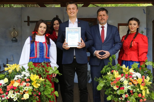 Pan Leszek Zaleśny z Restauracji Kolejowa 18 odbiera nagrodę za pierwsze miejsce w plebiscycie Mistrzowie Smaku.