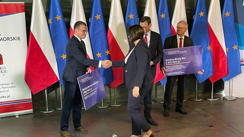 Samorządowcy z regionu odebrali symboliczne czeki z rąk premiera Mateusza Morawieckiego [ZDJĘCIA]