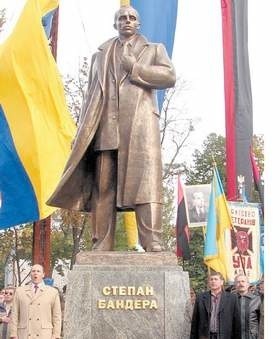 Odsłonięcie pomnika Stefana Bandery we Lwowie (kwiecień 2007) było manifestacją ukraińskich nacjonalistów. Wśród obecnych powiewały sztandary UPA.