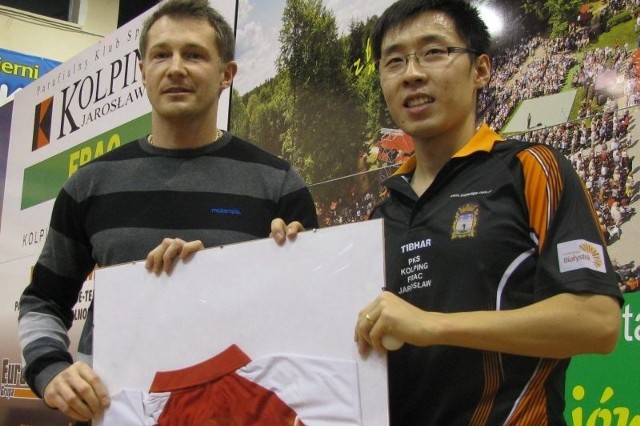 30-letni Wang Zeng Yi (z prawej) to obecnie najbardziej utytułowany polski pingpongista. Ma na koncie dwa deblowe medale mistrzostw Europy (w tym złoto 2013, na zdjęciu z koszulką z tego turnieju), wygrane trzy Pro Toury oraz 15 tytułów mistrza kraju. Grał też na igrzyskach w Londynie. 