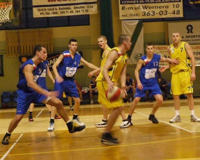 Koszykarze Politechniki (w żółtych strojach) wygrali bardzo ważny mecz i nadal mają szanse na utrzymanie w lidze.