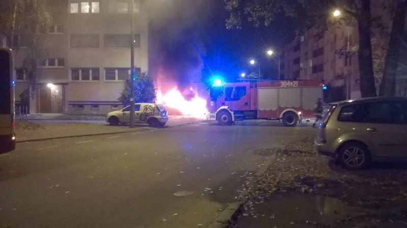 Pożar na ul. Felińskiego. Spłonął samochód [zdjęcia]