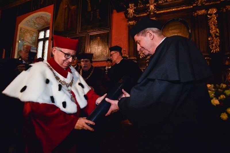 Kraków. Prof. Andrzej Zoll nagrodzony tytułem Profesora Honorowego Uniwersytetu Jagiellońskiego