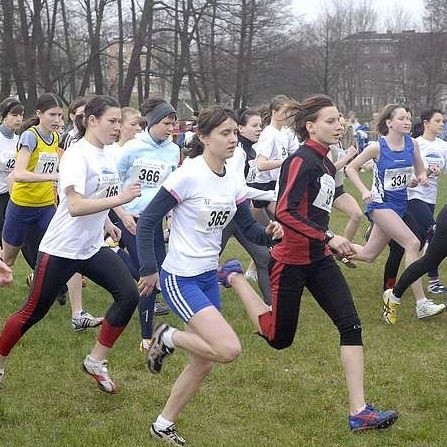 Blisko 500 osób wystartowalo w biegach przelajowych w slupskim Parku Kultury i Wypoczynku. Byly to finaly XIV Ogólnopolskiej Olimpiady Mlodziezy.