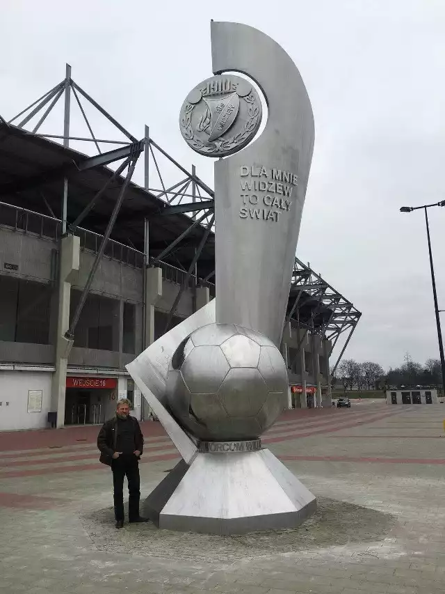 Pomnik przed stadionem, na którym gra Widzew nawiązuje do logo klubu - mówi Sławomir Micek