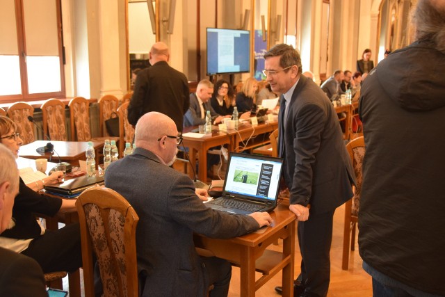 Prezydent Roman Ciepiela jako jeden ze sposobów na ratowanie budżetu widzi podnoszenie podatków i opłat miejskich