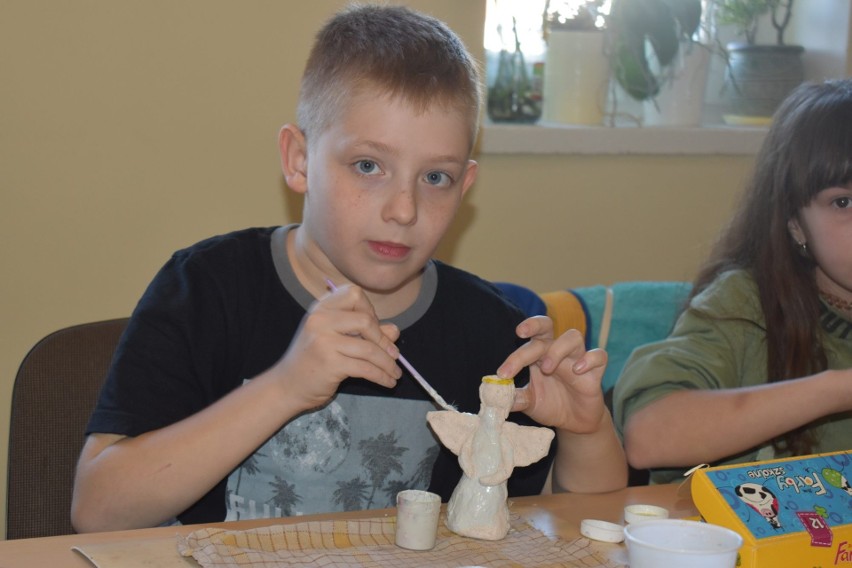 Młodzież z Ukrainy na lekcjach ceramiki w Rogowie. Nie mogło zabraknąć żółto-niebieskich akcentów
