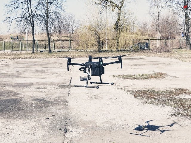 Dron wyposażony jest w kamerę z 200-krotnym przybliżeniem, może się poruszać z prędkością 80 kilometrów na godzinę, a jego kamera nagrywa obraz w rozdzielczości 4K