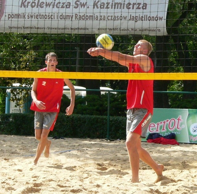 Michał Koryciński (z lewej) znany z występów w plażowej odmianie siatkówki został nowym przyjmującym KKS Armat Kozienice