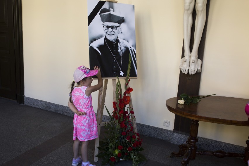 Kraków. Mieszkańcy wspominają kardynała Macharskiego - dziękują i płaczą 