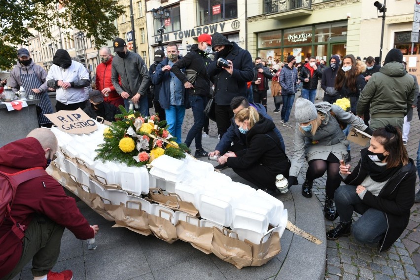 Toruń: Protest branży gastronomicznej w Toruniu. Trumna pod...