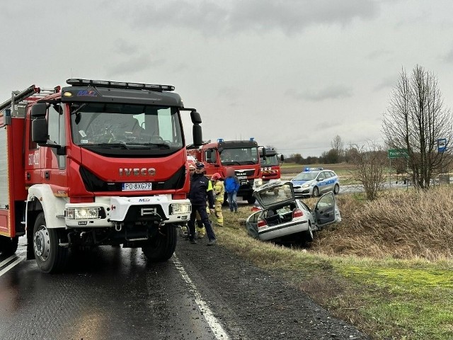 Na wysokości zjazdu do miejscowości Pucołowo samochód osobowy wjechał do rowu.