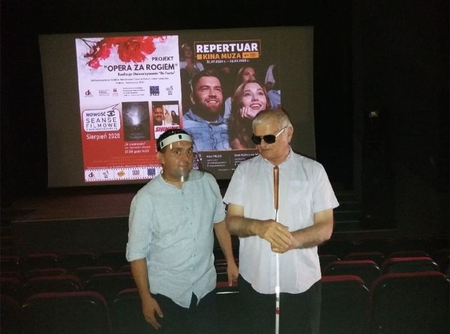 Kierownik włoszczowskiego kina Muza Grzegorz Krzywonos (z lewej) ze swoim szkolnym profesorem J&oacute;zefem Lewandowskim.