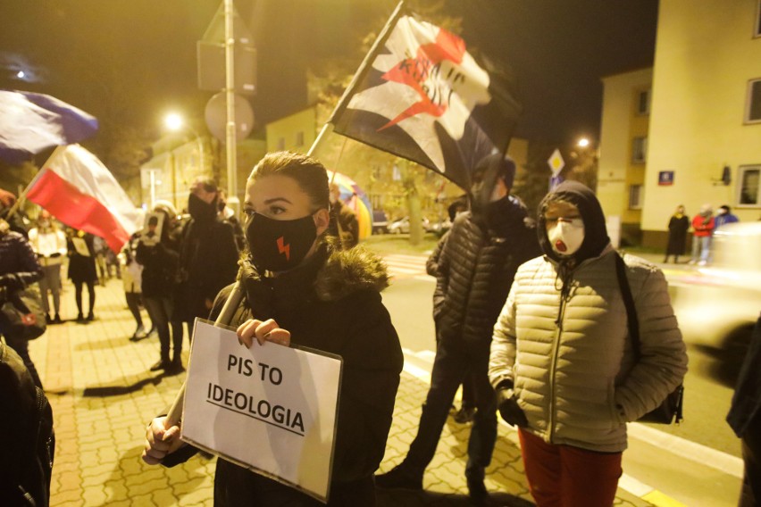 Kilkadziesiąt osób zgromadziło się w piątek przed siedziba...