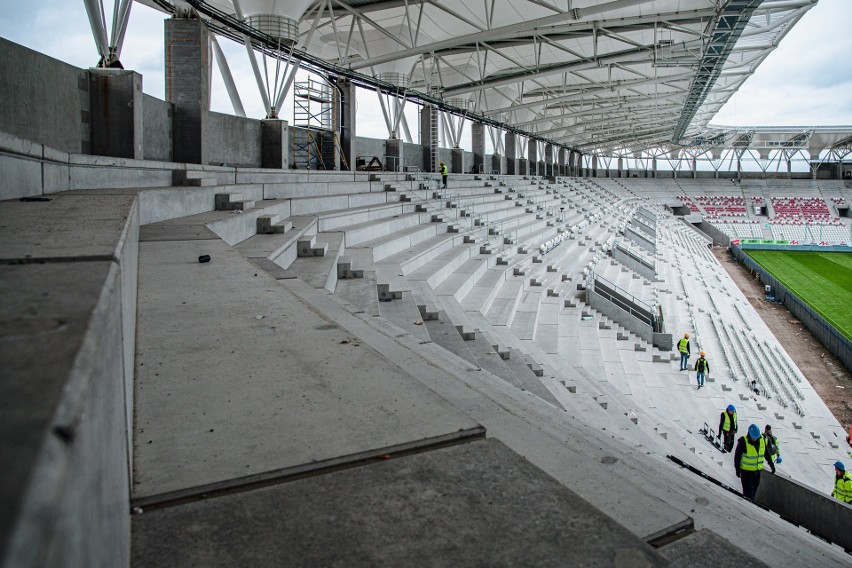 Stadion ŁKS im. Władysława Króla przybiera biało-czerwono-białe barwy. Zdjęcia