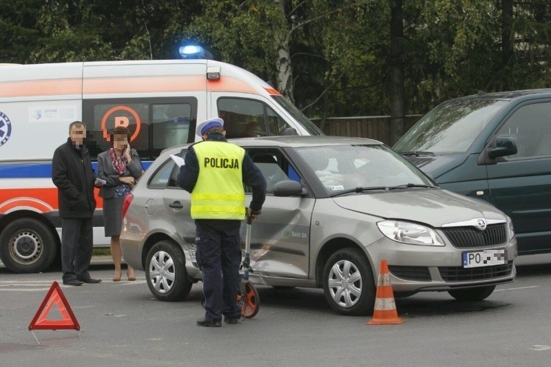 Wrocław: Wypadek na Grota Roweckiego. 4 osoby w szpitalu, wśród nich dwumiesięczne dziecko (ZDJĘCIA)
