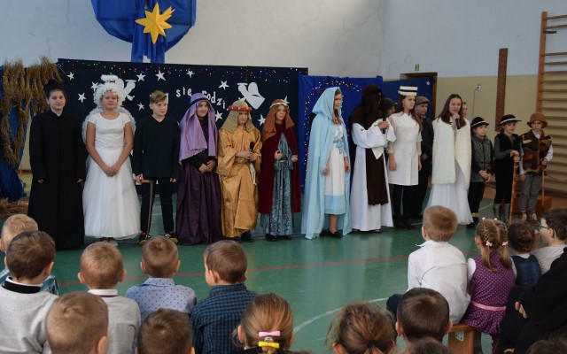 W wyjątkowych jasełkach brało udział wielu uczniów szkoły podstawowej w Zakrzówku koło Kazanowa.