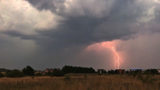 Notowane są silne porywy wiatru osiągające 85 km/h. Miejscami występują burze. Po przejściu frontu wiatr przejściowo osłabnie - wynika z komunikatu IMGW