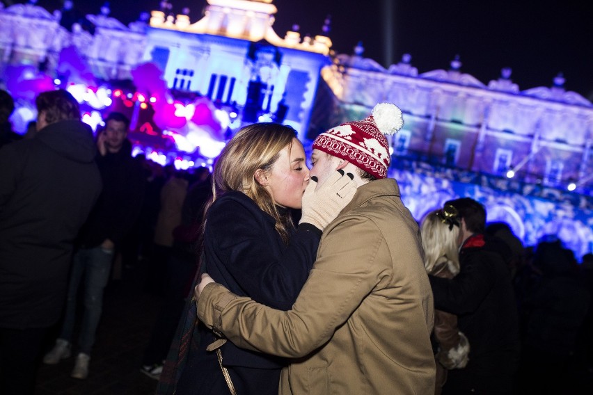 Kraków Rynek Główny. Sylwester 2016. Tak bawiła się publiczność [ZDJĘCIA, WIDEO]