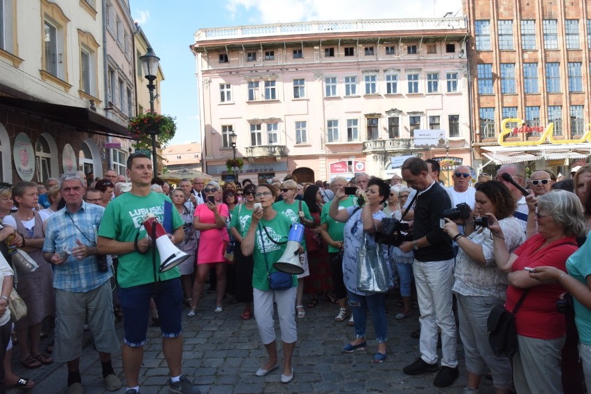 Na rynku w Żarach trwa protest mieszkańców