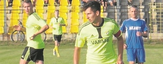 Maciej Witek, kapitan Czarnych Połaniec (na pierwszym planie) zdobył bramkę w sobotnim meczu z Łysicą Bodzentyn (1:1).