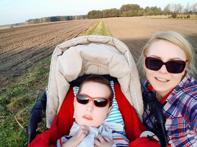 Anna Krysiak z synkiem Kubusiem na spacerze podkreśla, że zapach trawy i ziemi sprawia, że przez chwilę ma złudzenie, że wszystko jest w porządku