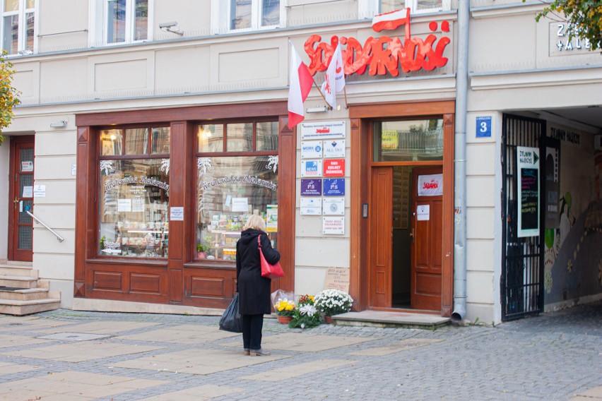 1 listopada planowana jest kolejna demonstracja. Mieszkańcy składają kwiaty i znicze przed biurem PiS w Lublinie