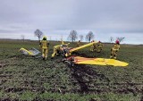 Wypadek awionetki w gminie Suchy Dąb (powiat gdański). Dwie osoby trafiły do szpitala. 09.03.2023 r. ZDJĘCIA