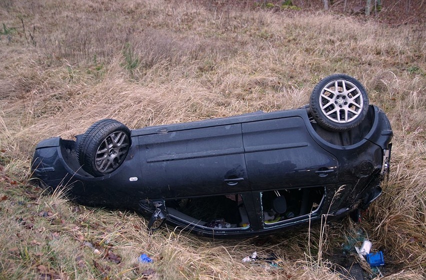 Wypadek w Parłówku. Dachował samochód, jedna osoba ranna [zdjęcia[