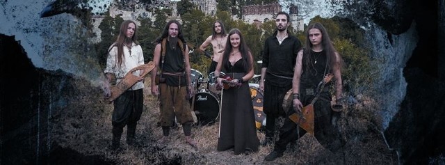 Netherfell wyglądają jak na folkmetalowców przystało:pozy i makijaż jak z black-metalu, instrumentarium: archaiczne.