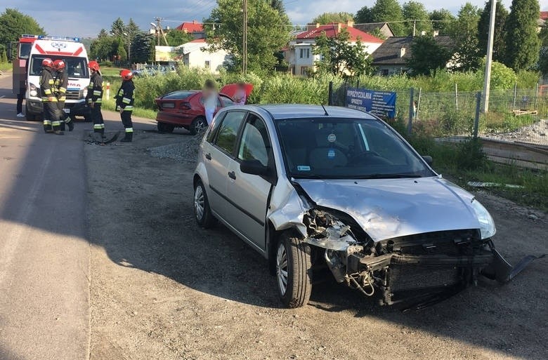 Do zderzenia forda z renault doszło w niedzielę po godz. 17...