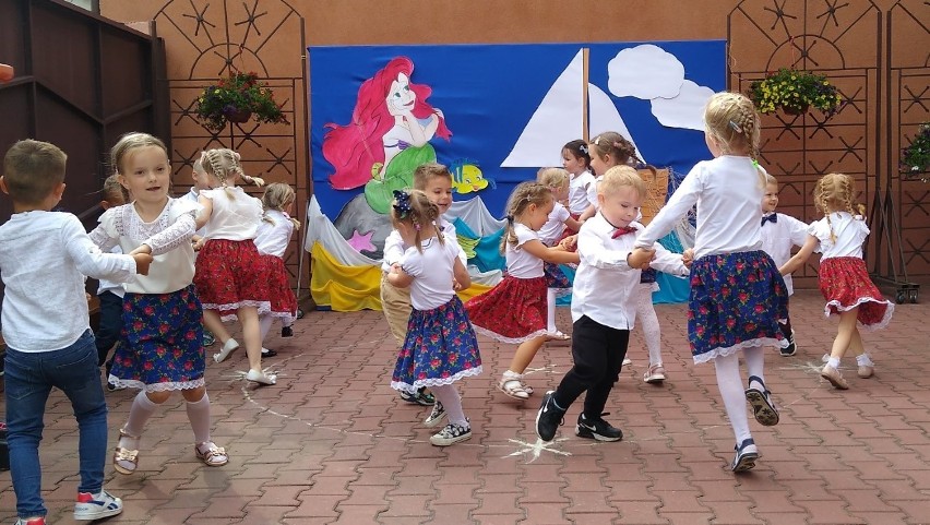Przedszkolaki z Przysuchy zaprezentowały rodzicom tańce,...