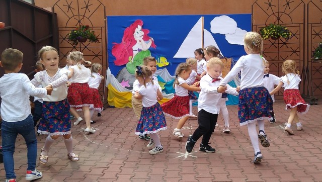 Przedszkolaki z Przysuchy zaprezentowały rodzicom tańce, których nauczyły się w czasie pobytu w przedszkolu.